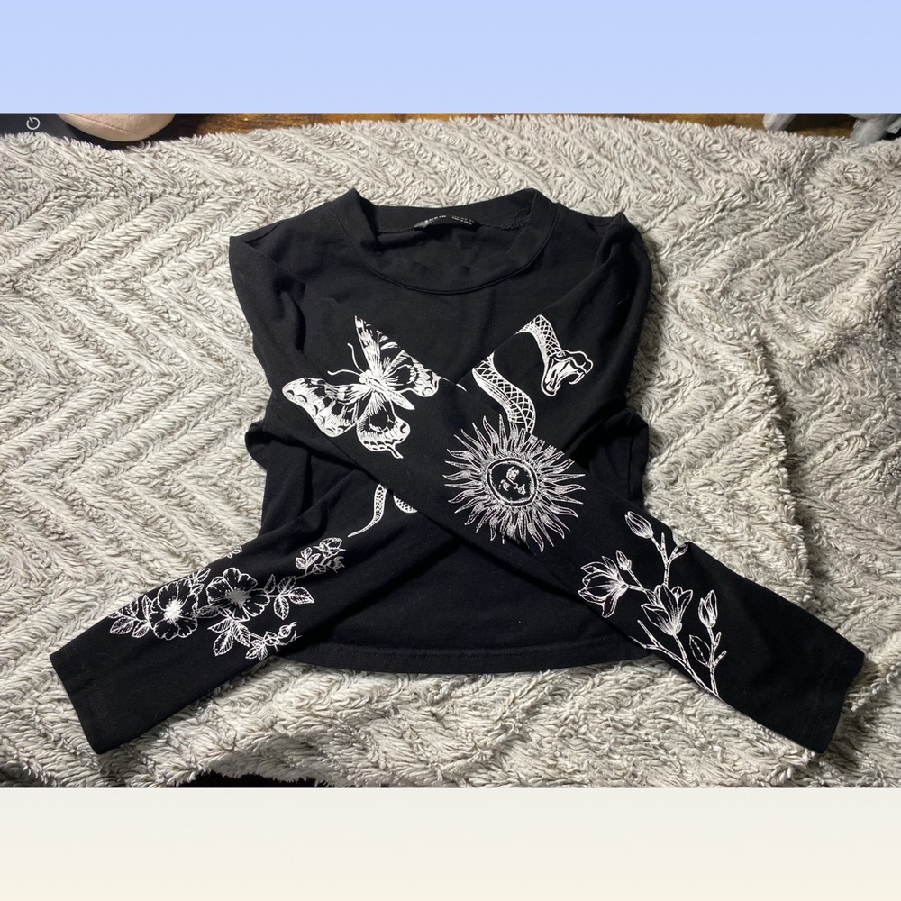 Long-Sleeve White Graphic Design Crop Top in Black Grunge/Goth Style